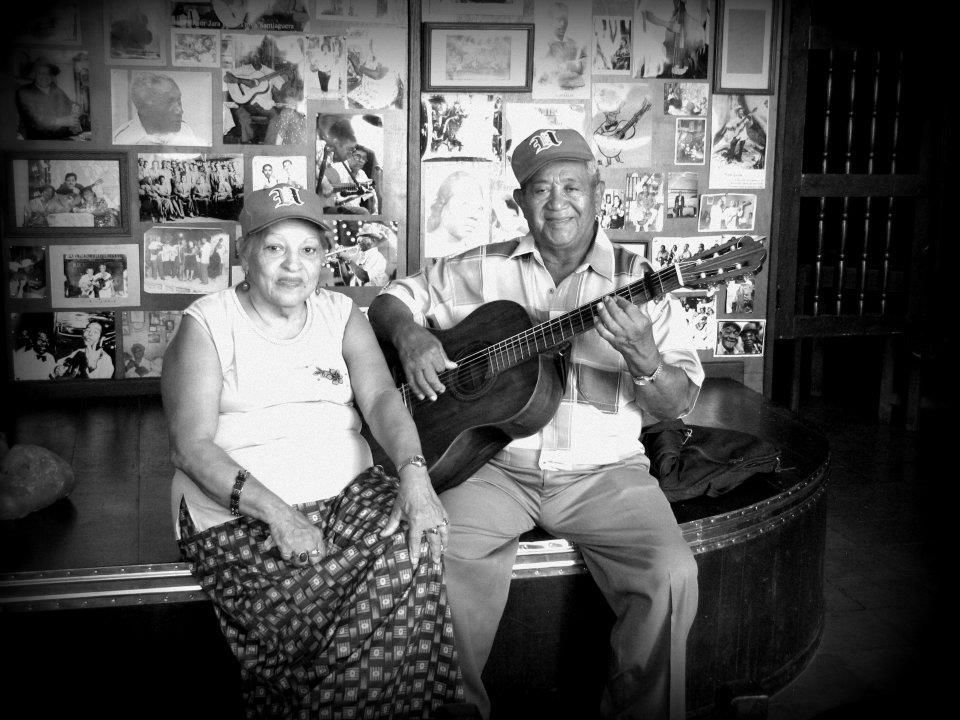 Een oud koppel uit Cuba speelt muziek op een gitaar